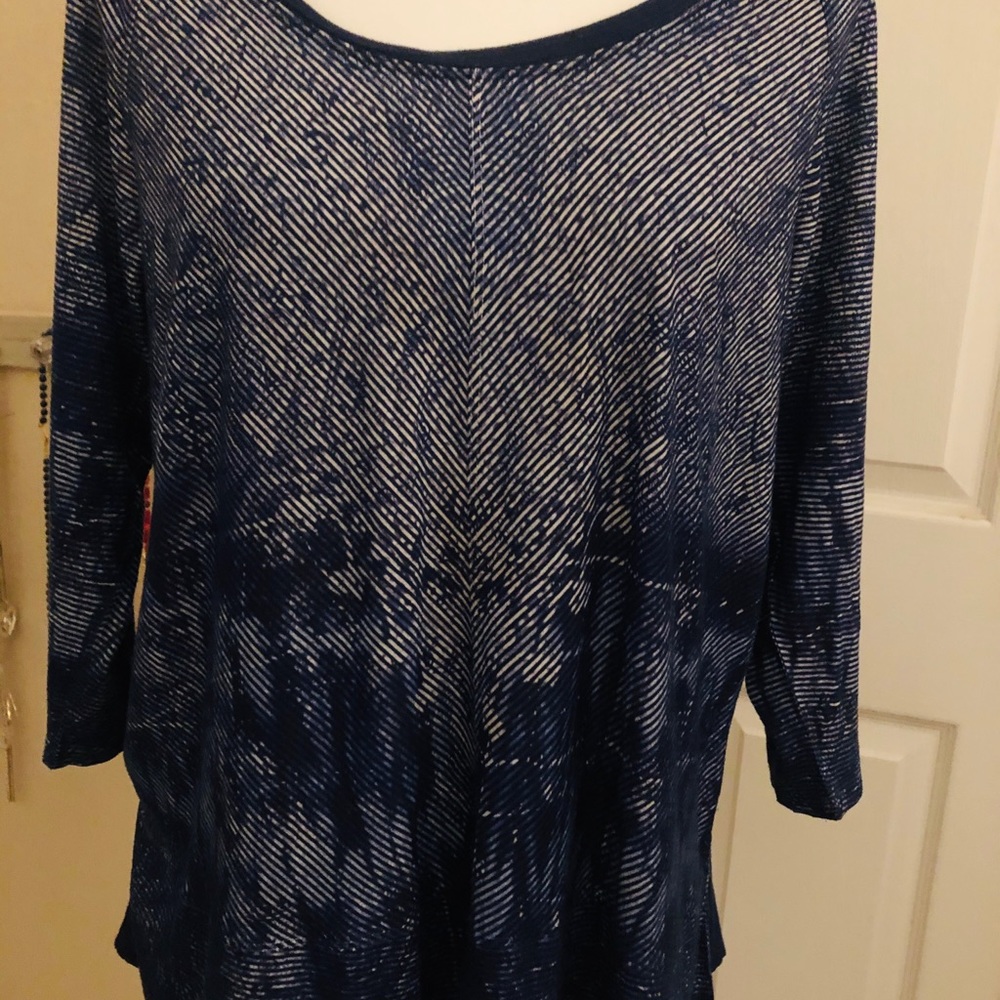 Blue and white 3/4 sleeve soft top